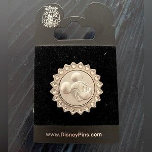 Disney pin Mickey Mouse NWT